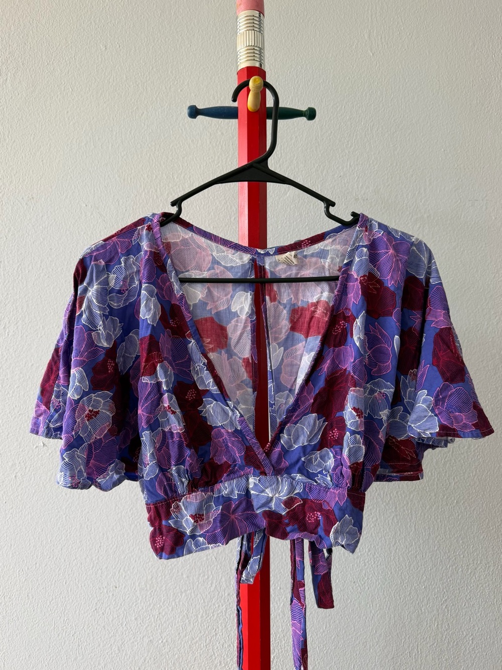 Valija Floral V-Neck Open Back Tie Waist Crop Top Size Medium